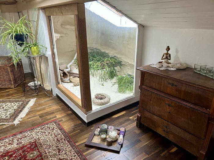 Ruhige Ecke mit Kerzentablett und Buddhafigur