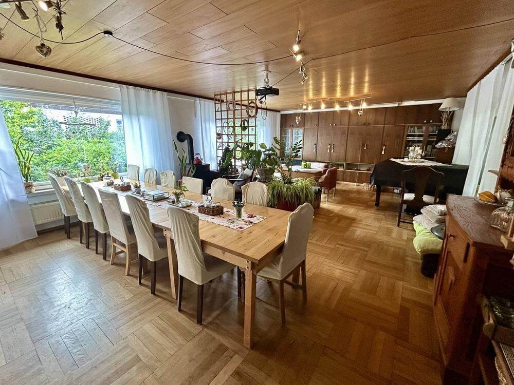 Blick durch den Speiseraum mit langem gedecktem Tisch