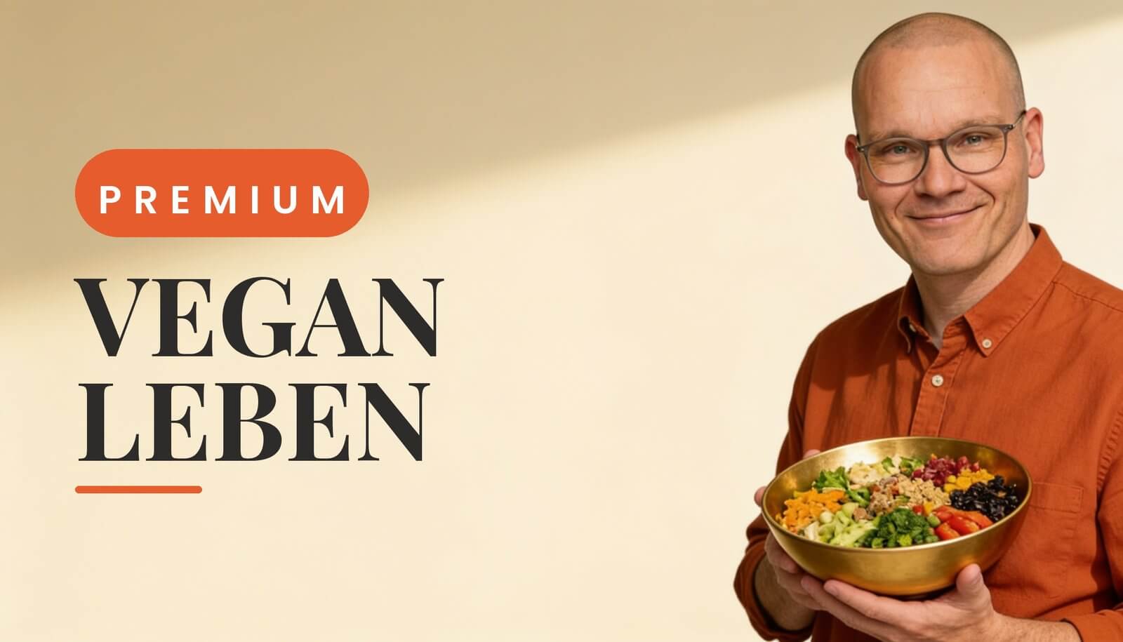 Vegan Leben Premium, Oliver mit einer Schüssel pflanzlichem Essen