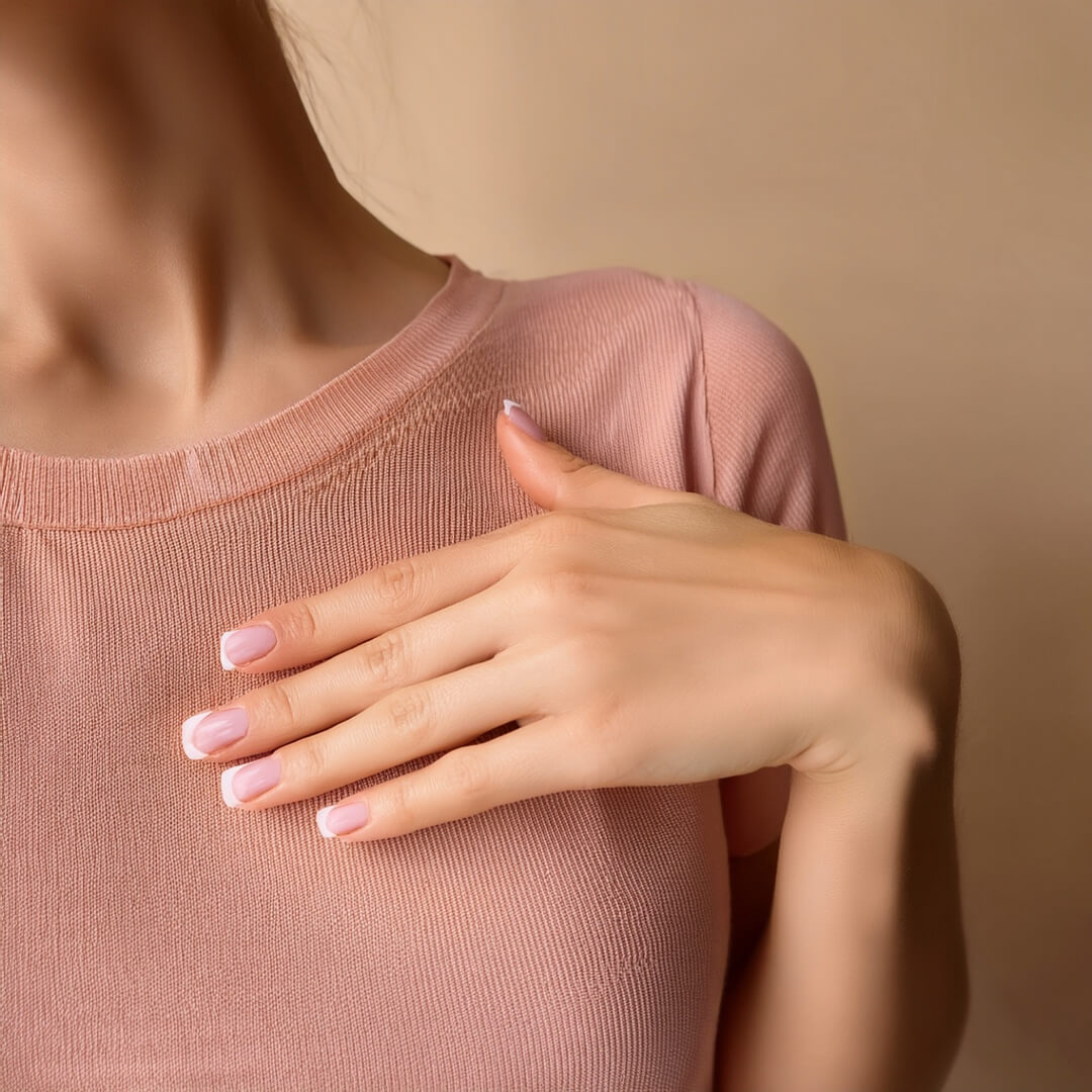 Hand auf dem Brustbein in warmem Licht – Herzfokus, Ruhe.