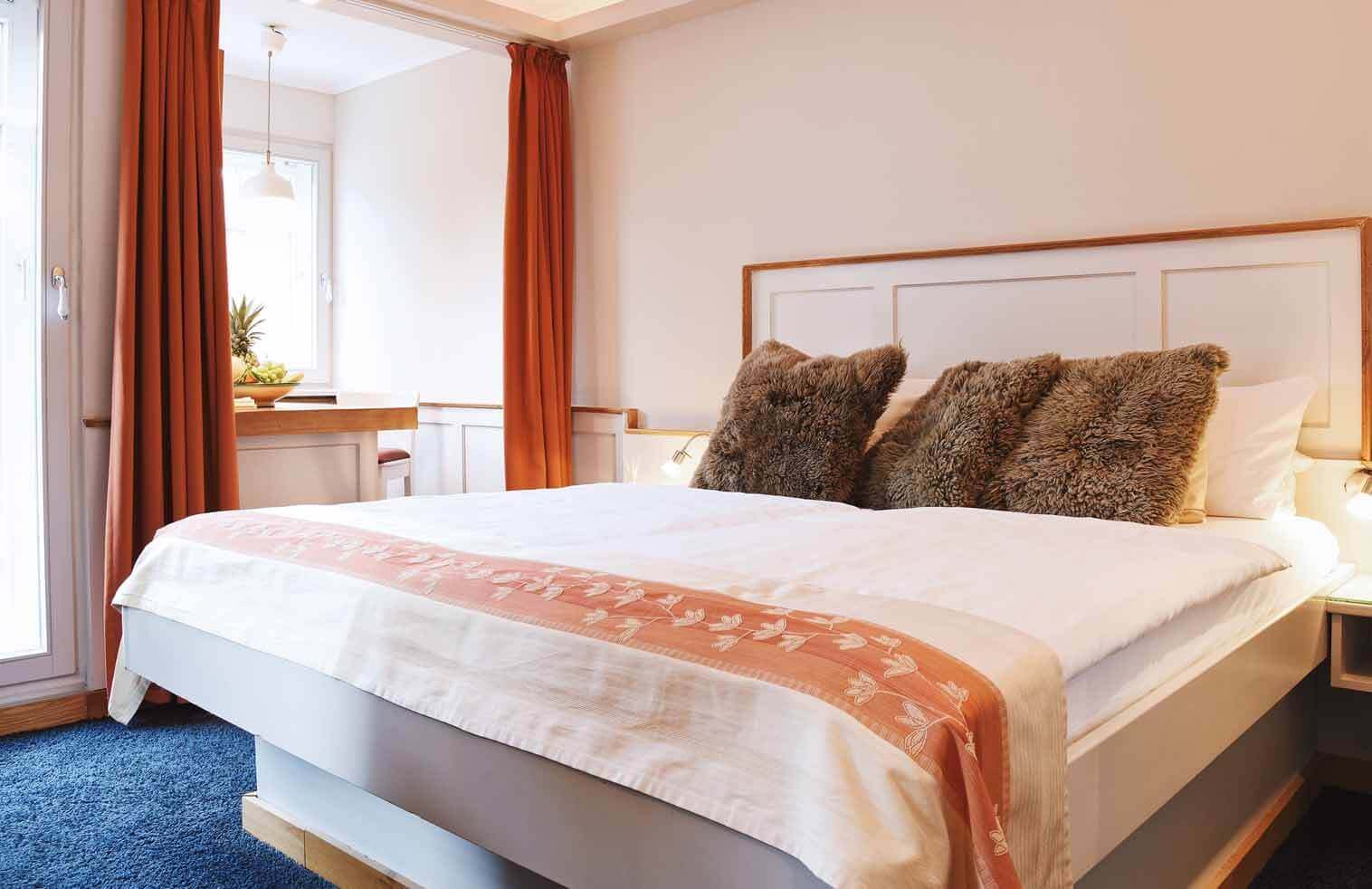 Zimmer mit Rheinblick im Rheinhotel Bacharach, schallisoliert Klimaanlage und teilweise Balko