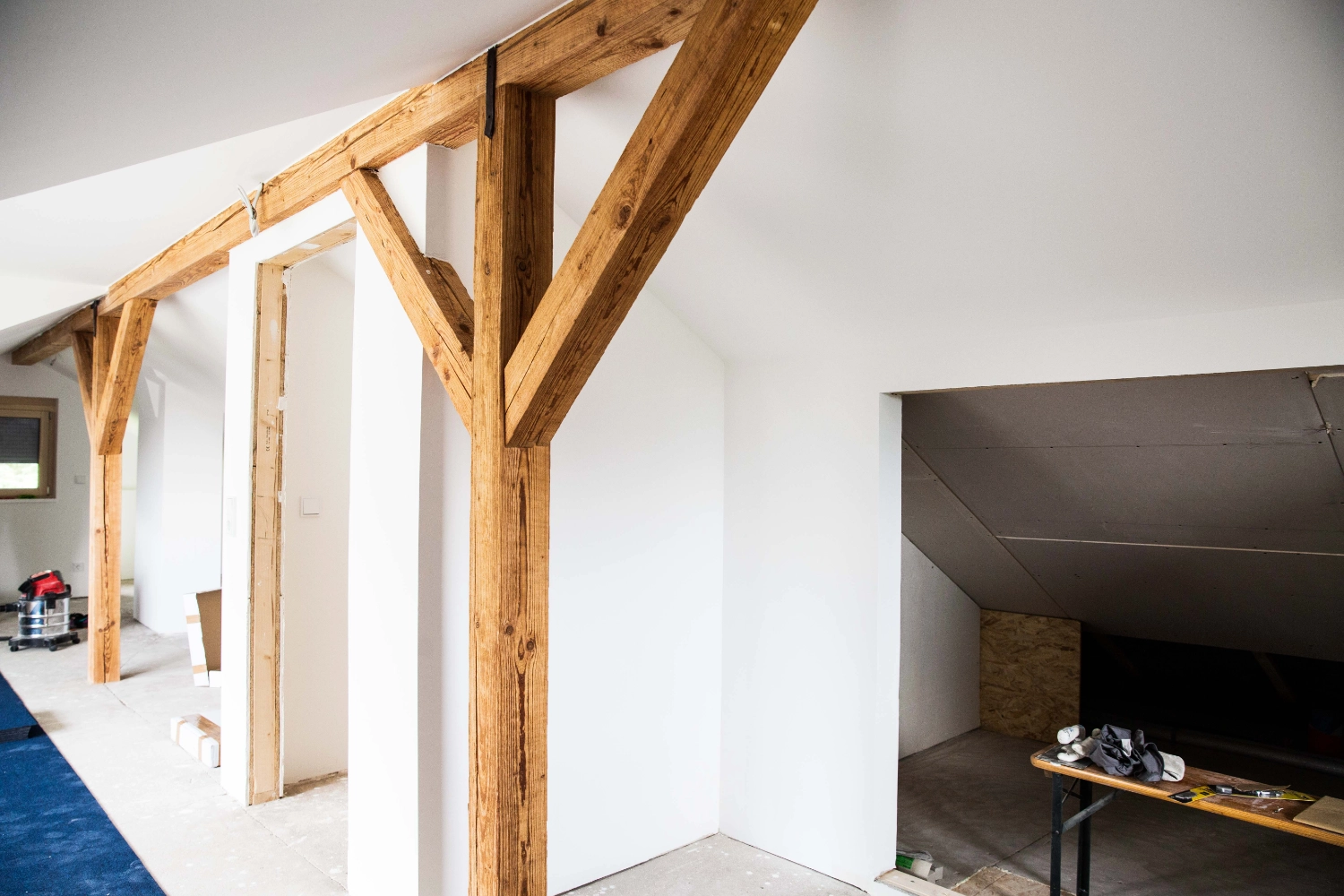 INNENAUSBAU, BÖDEN, TREPPEN und TÜREN