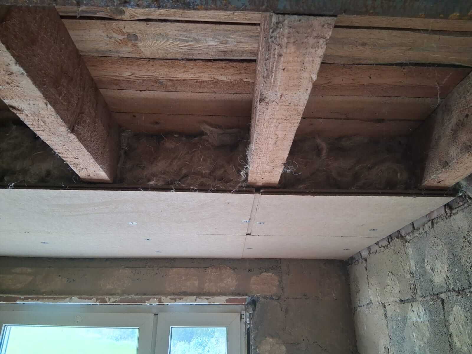 Renovierung einer Decke mit Hanfdämmung im Lehmbau-Seminar