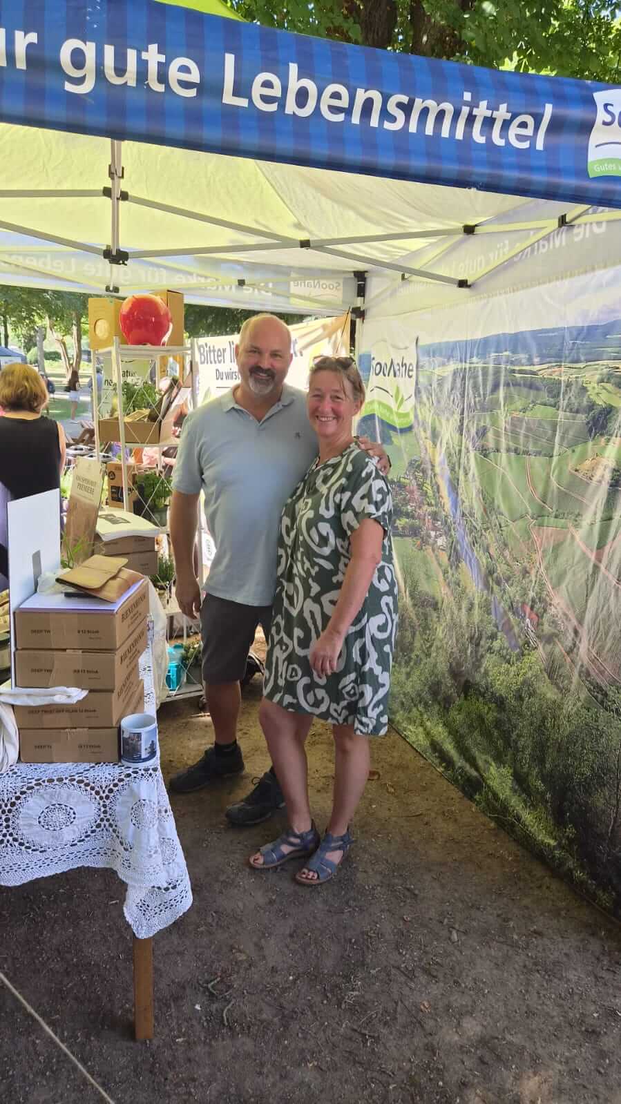 Besucher probieren die Achtsamland Genuss-Salze beim Hildegard-Festival
