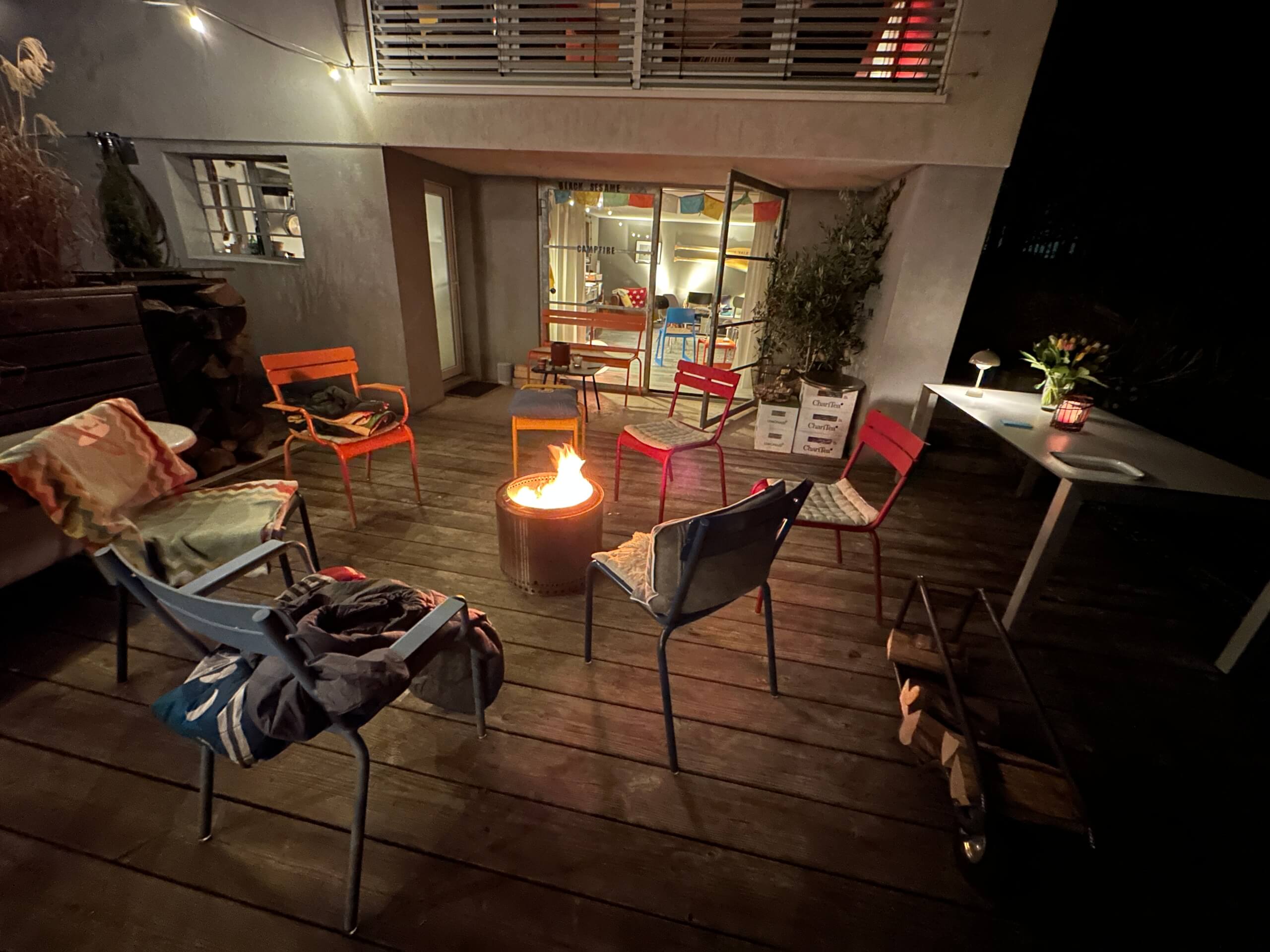 Menschen sitzen bei einem ZukunftsPfad Campfire rund um das Lagerfeuer