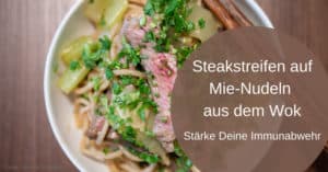 Steakstreifen auf Mie-Nudeln aus dem Wok