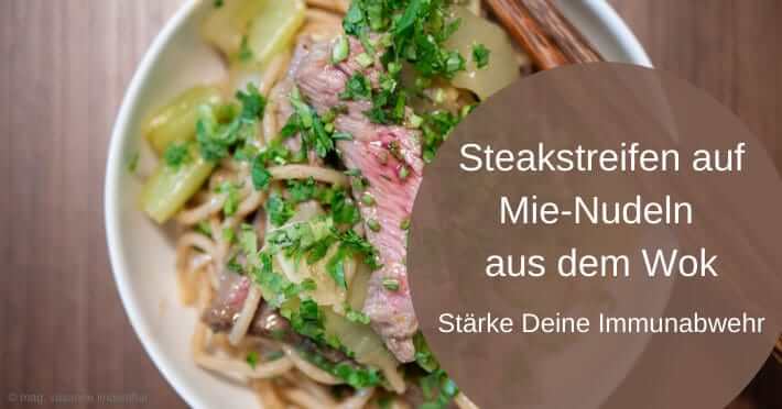 Steakstreifen auf Mie-Nudeln aus dem Wok