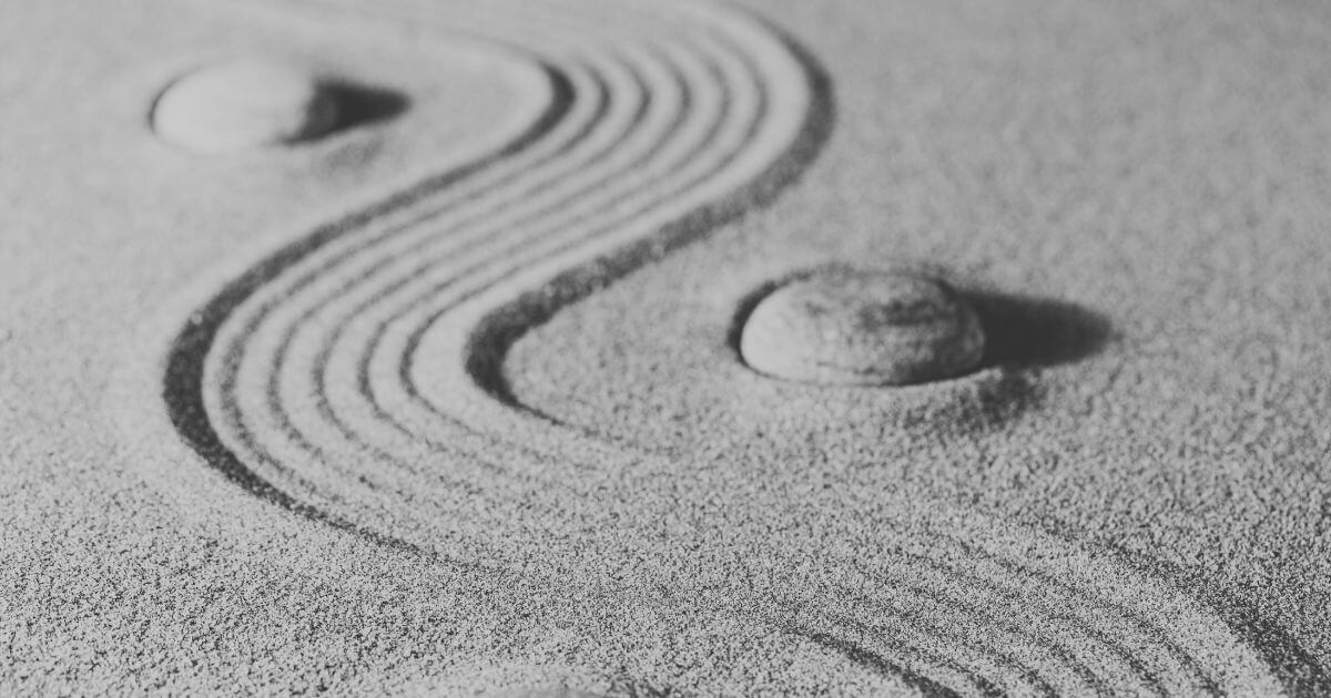 Abstrakte Linien im Sand als Symbol dafür, alte Muster zu lösen und neue Wege zu finden.