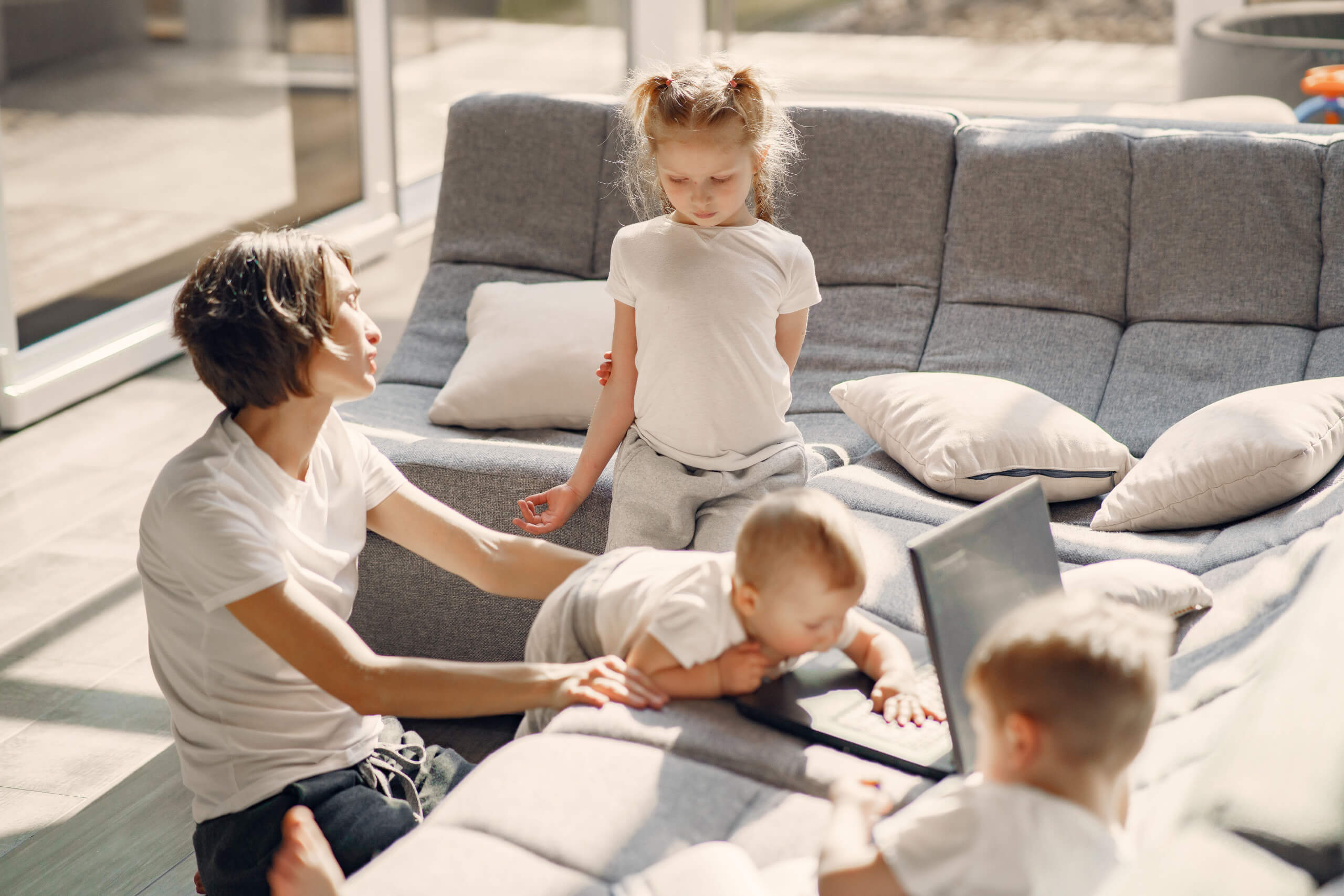 gestresste Frau mit Kindern