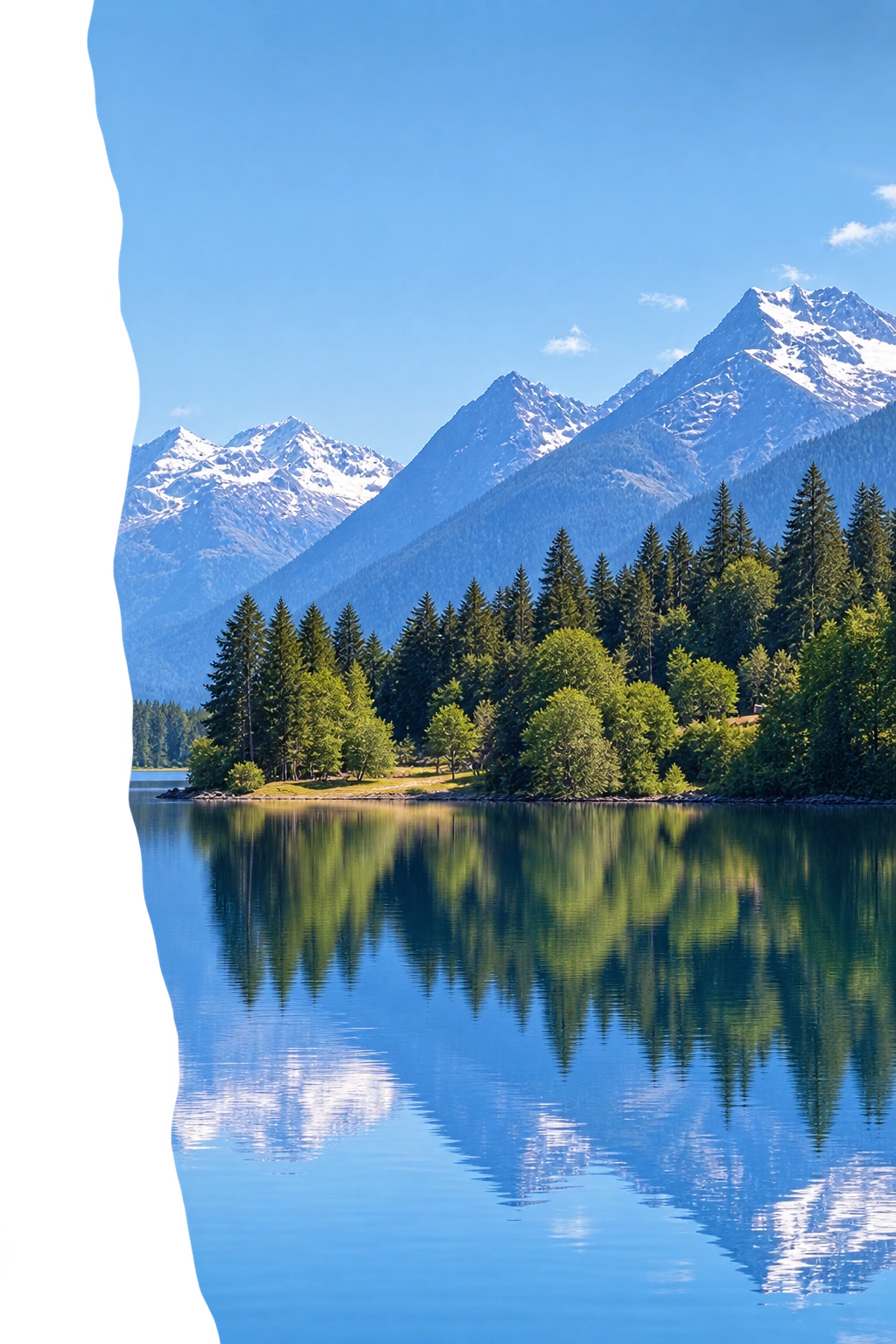 Klarer Bergsee mit grünen Wäldern und schneebedeckten Berggipfeln