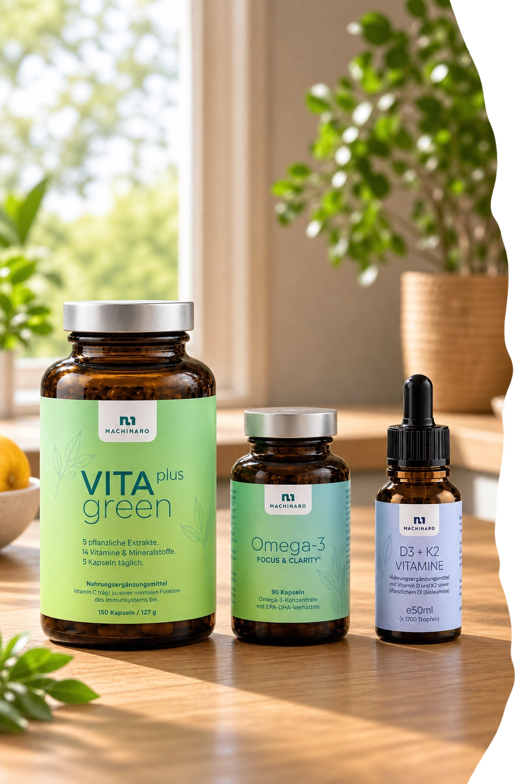 Machinaro Nahrungsergänzungsmittel VITA plus green, Omega-3 und D3 + K2 auf einem Holztisch