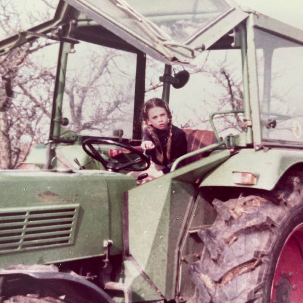 Foto von Chris Brehm als Kind auf einem grossen Traktor