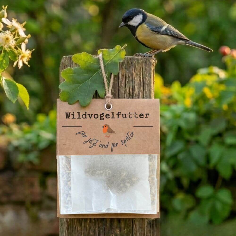 Foto des Säckchens 'Wildvogelfutter' mit einer Blaumeise