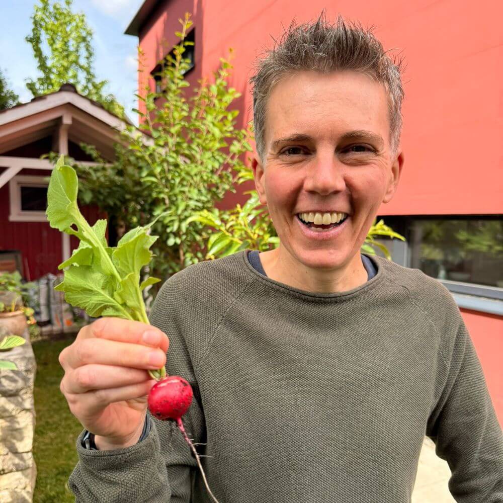Chris Brehm mit einem Radieschen der alten Sorte Rudi