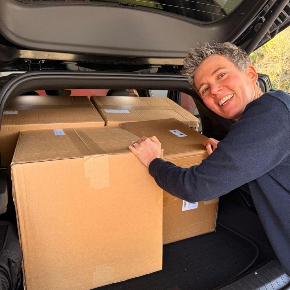 Chris Brehm verstaut Kartons mit Give-Aways im Auto