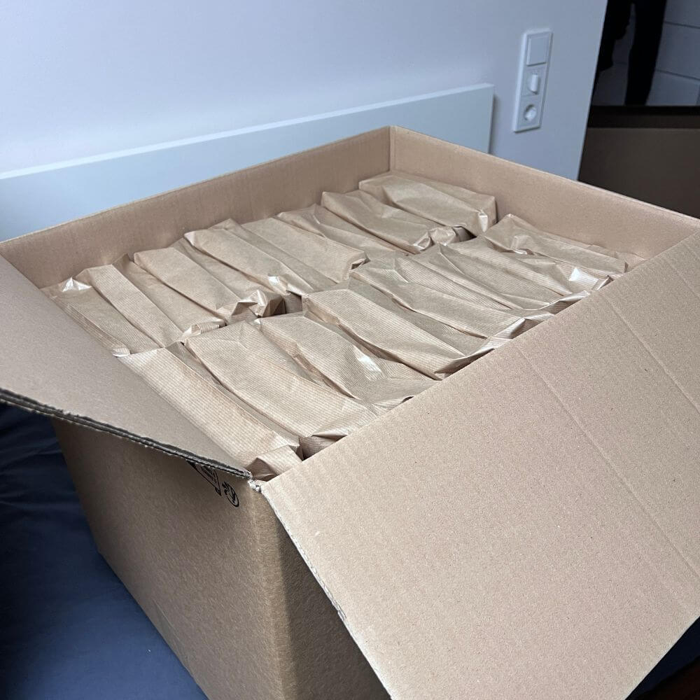 Grosser Karton mit fertig konfektonierten Give-Aways in Papiersäcken