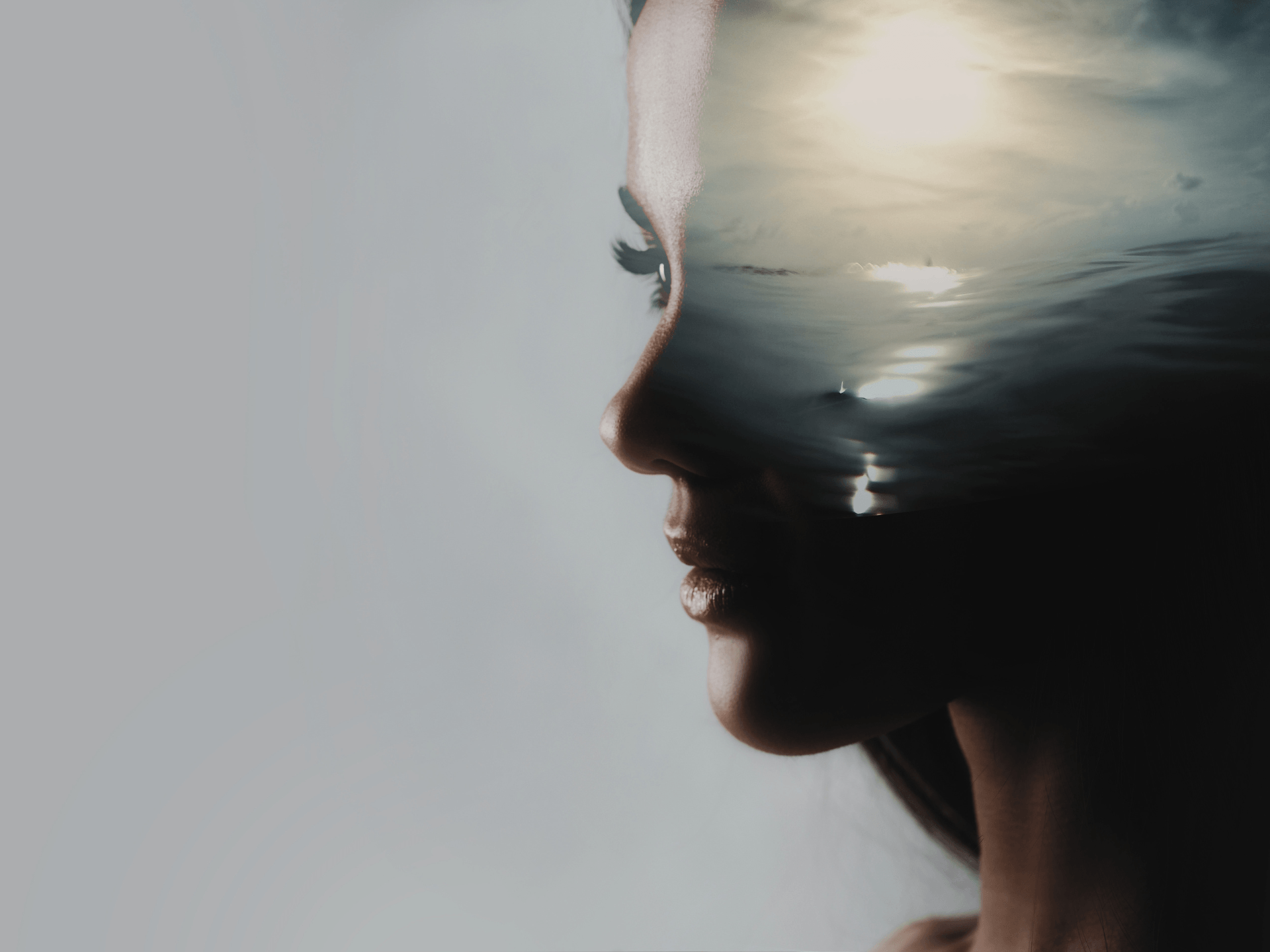 Emotionen regulieren: Doppelbelichtung eines Gesichts mit Wasseroberfläche als Symbol für intensive Gefühle und emotionale Verarbeitung