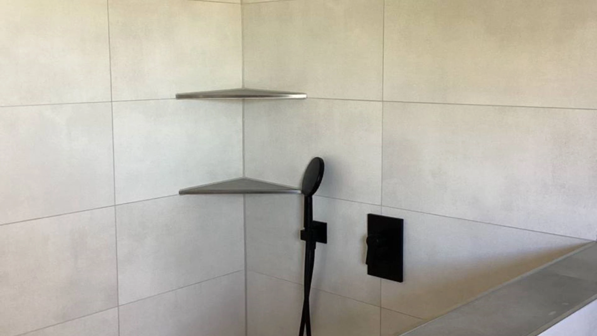 Trendige Badsanierung mit schwarzen Akzenten