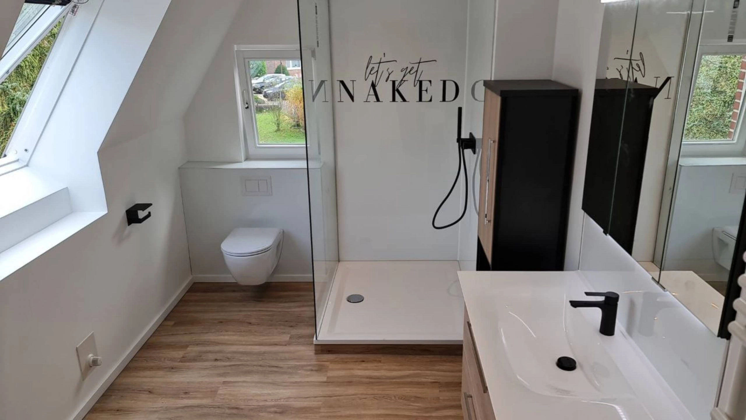 Fugenloses Duschbad mit Dachschräge