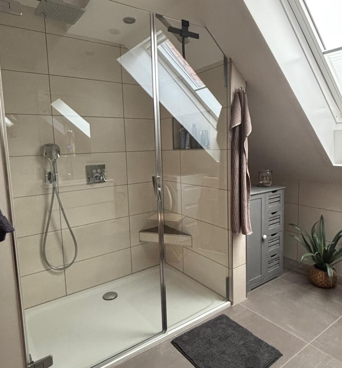 Komplette Badsanierung in Schönebeck: Von Wanne zur Dusche mit Sitz