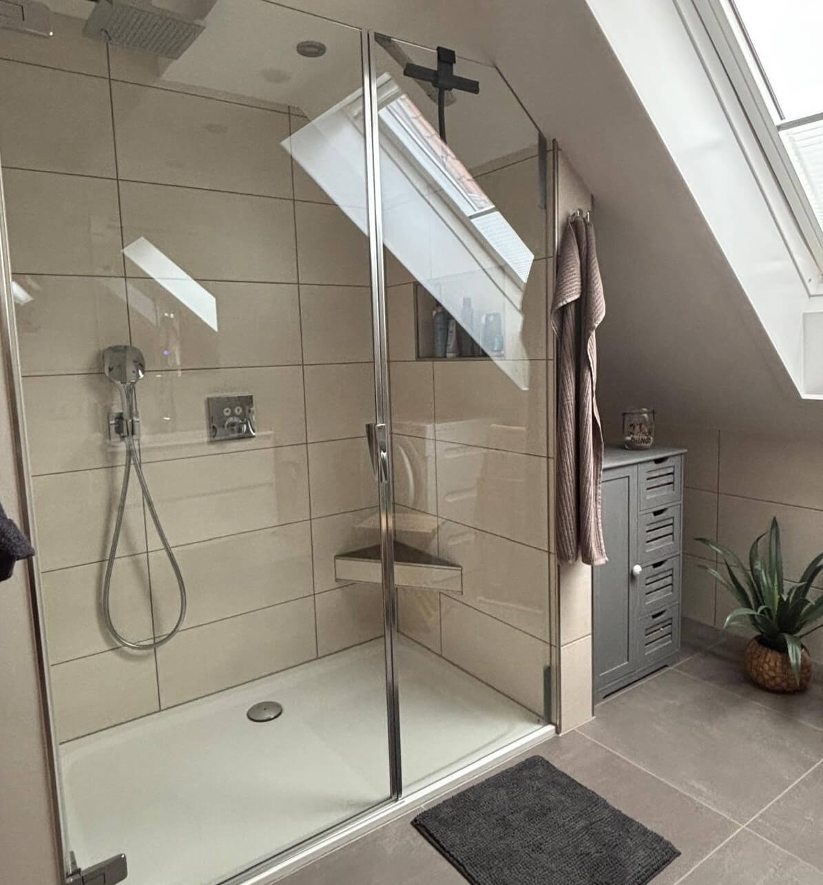 Komplette Badsanierung in Schönebeck: Von Wanne zur Dusche mit Sitz