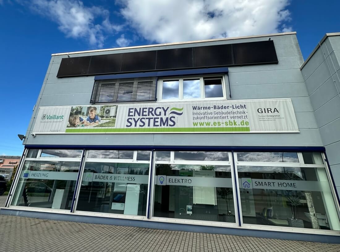 Photovoltaik an der Firmenfassade 