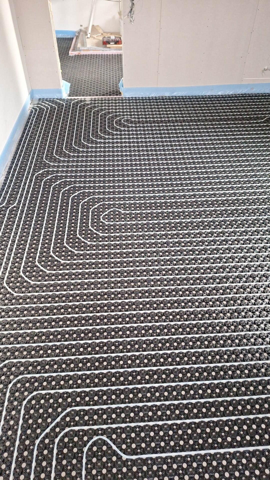 Heizgerätetausch und ultradünne Fußbodenheizung im Bestandsgebäude in Schönebeck