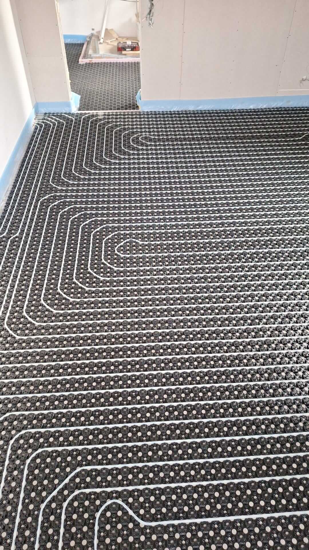 Heizgerätetausch und ultradünne Fußbodenheizung im Bestandsgebäude in Schönebeck