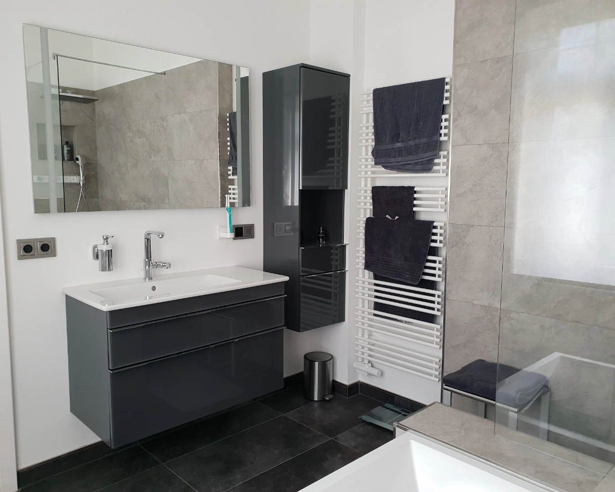 Luxuriöse Badsanierung in Berlin-Karlshorst: Eleganz mit vorausschauender Planung