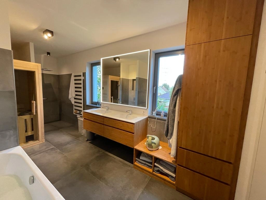 Familienbadezimmer Neubau in Berlin-Mahlsdorf: Komfort, Design & Wellness vereint