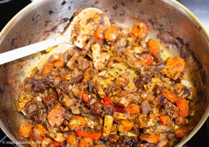 20200212 Gemuese fuer Suppenwuerzpaste angeroestet