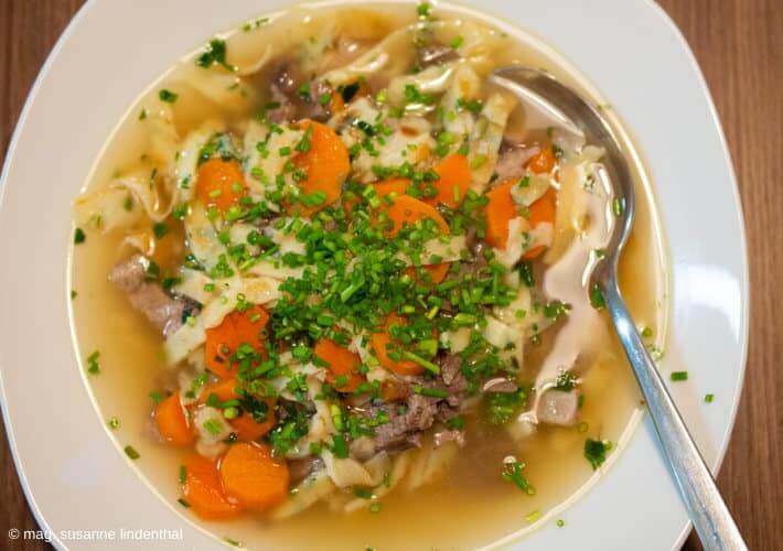 20200506 Rindsuppe mit Baerlauch Frittaten