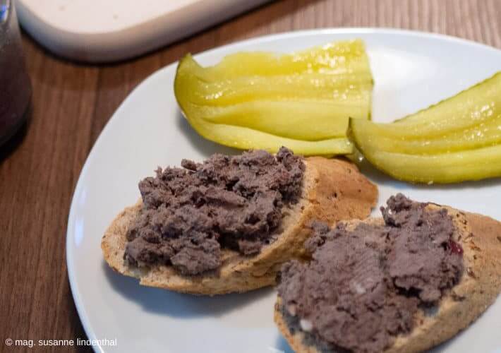 20200603 Leberpastete auf Baguette mit Essiggurkerl