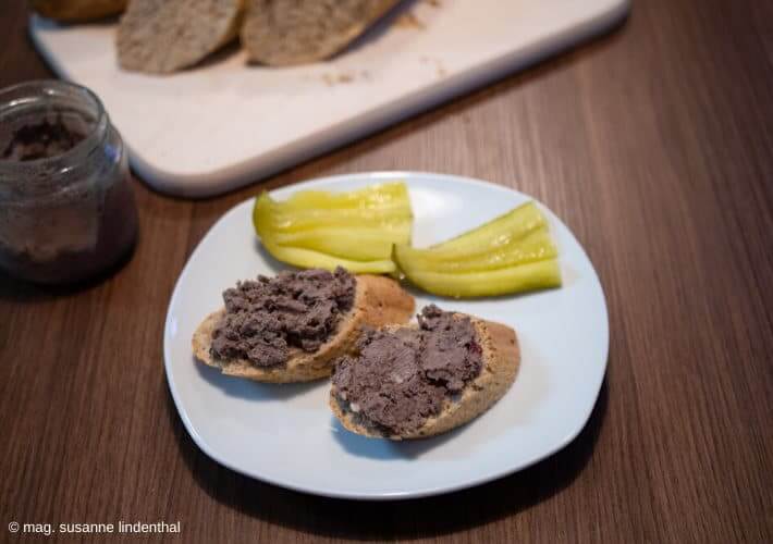 20200603 Leberpastete auf Baguette mit Glas Baguette im Hintergrund