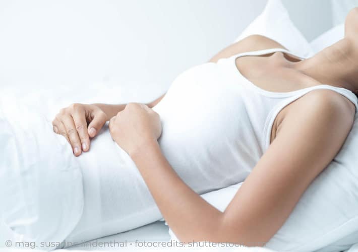 20210804 Laktoseintoleranz Frau liegend bauchschmerzen