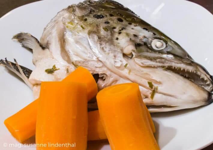 20221116 Lachskopf gekocht mit Karotten
