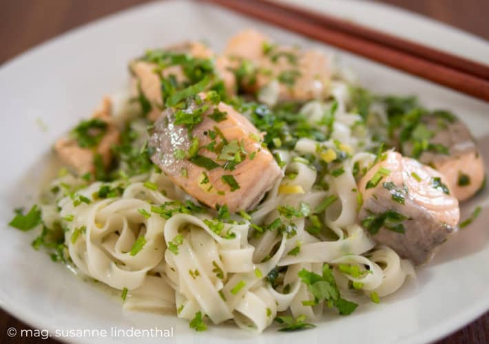 20221116 Malaysischer Nudeleintopf mit Lachs