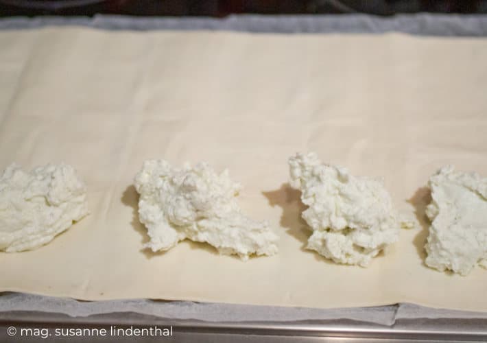 23230412 Baerlauchschnecken Teig mit Frischkaesemasse