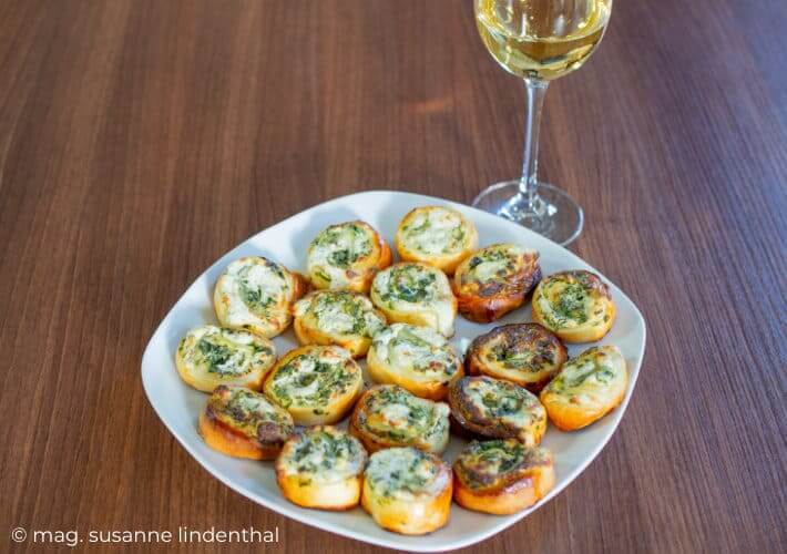 23230412 Baerlauchschnecken am Teller mit Weinglas