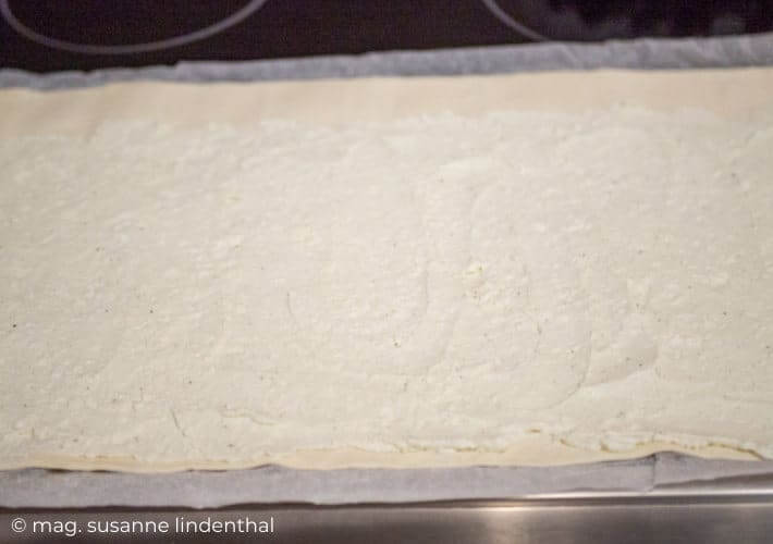 23230412 Baerlauchschnecken mit verstrichener Frischkaesemasse