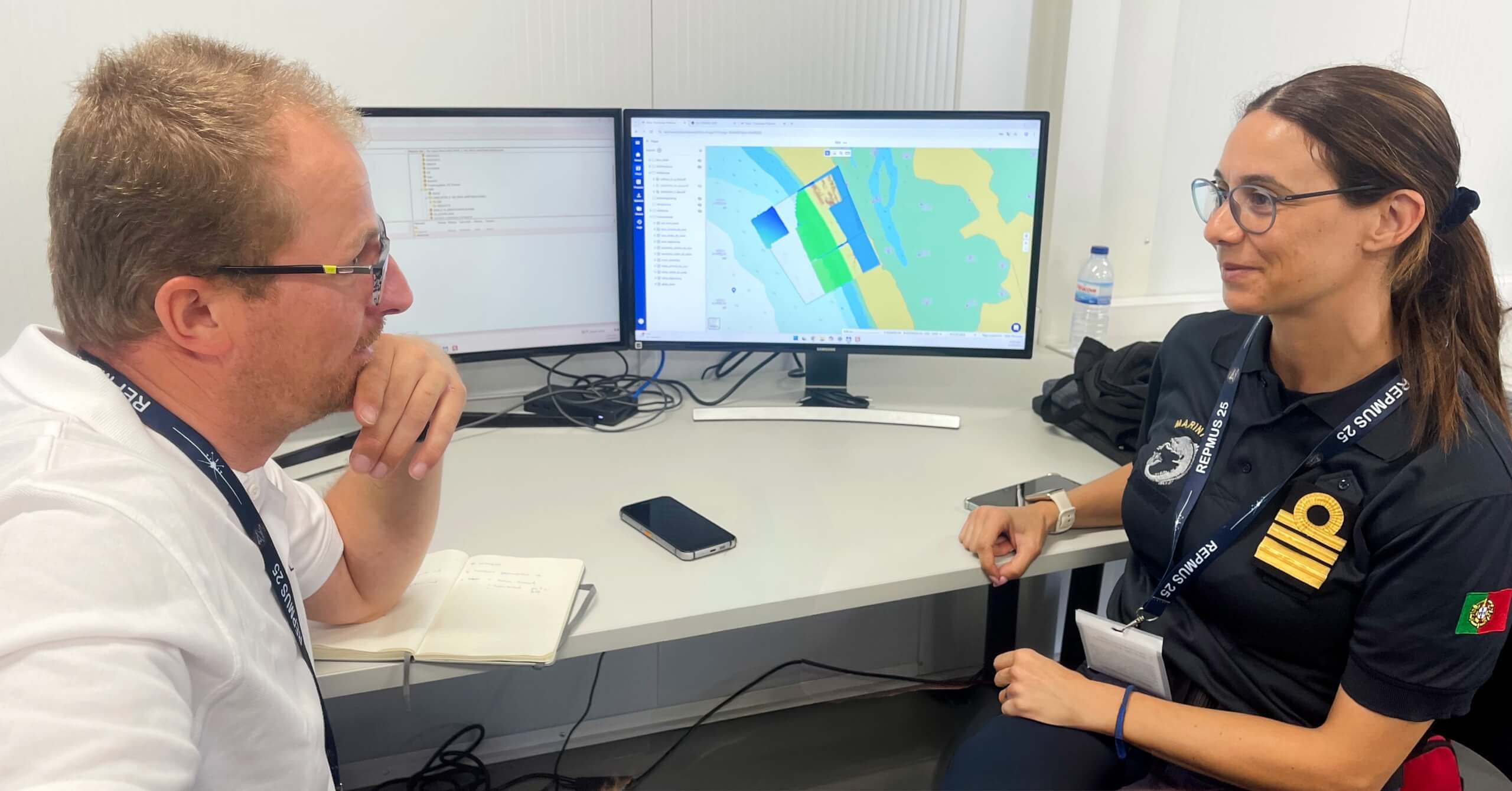Korvettenkapitaen Nadia Rio Leiterin der REA Gruppe im Austausch mit Datenspezialist von north io 1