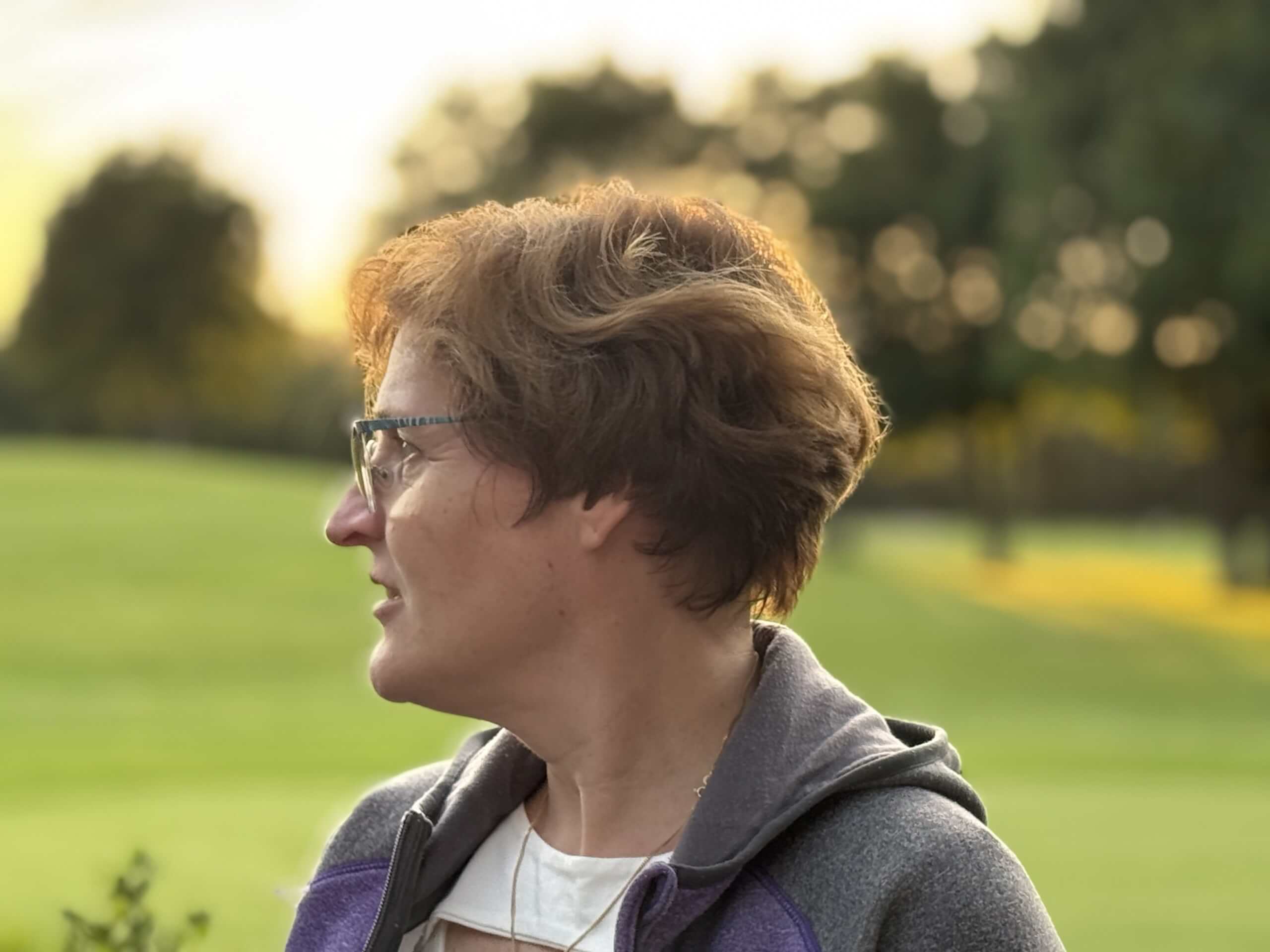 Portrait Dr. Hanna Steffen; Regeneration: den Blick im Sonnenuntergang über dem Golfplatz schweifen lassen