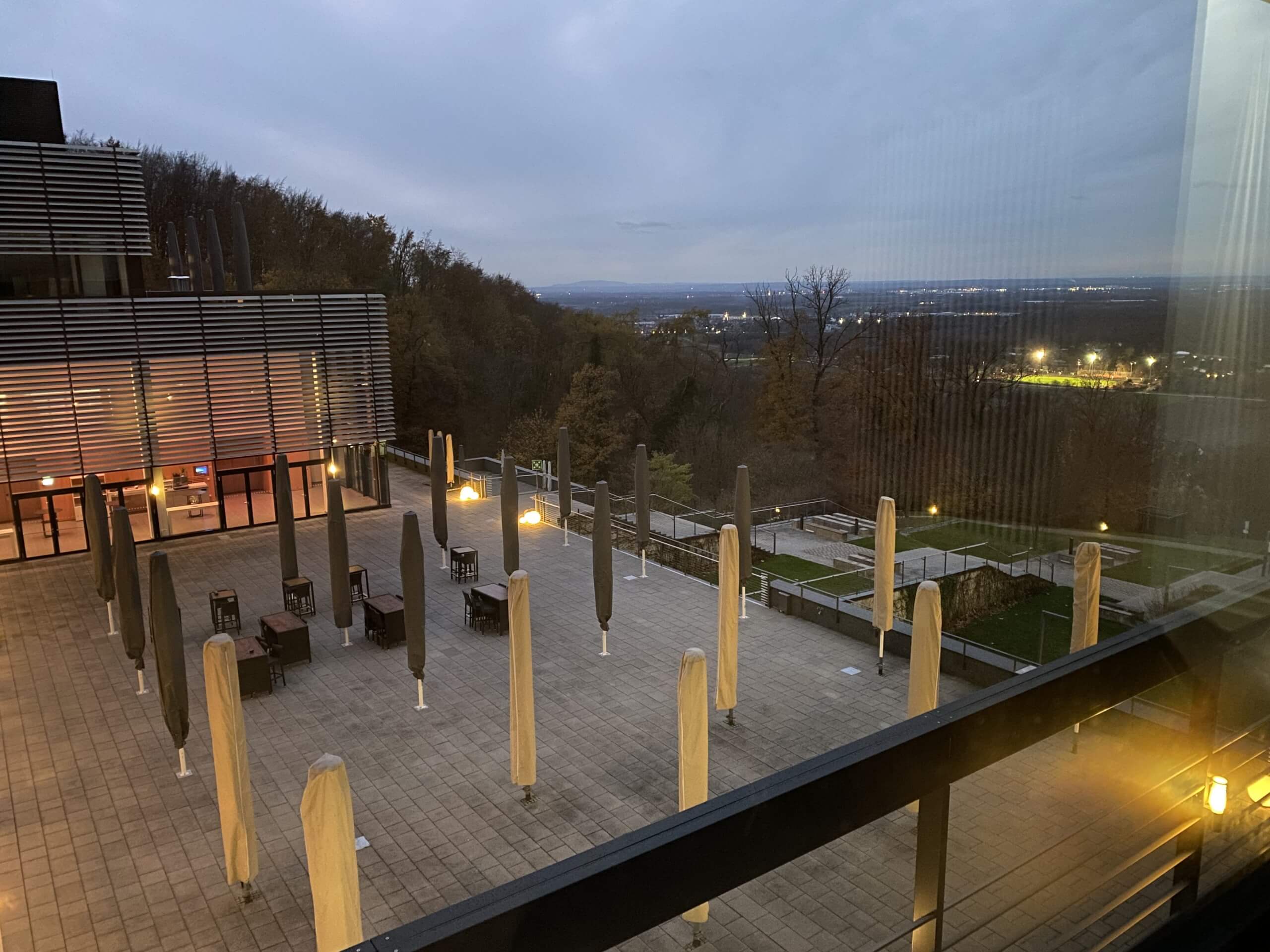 Ausblick über die Hotelterrasse im Lufthansahotel Seeheim-Jugenheim