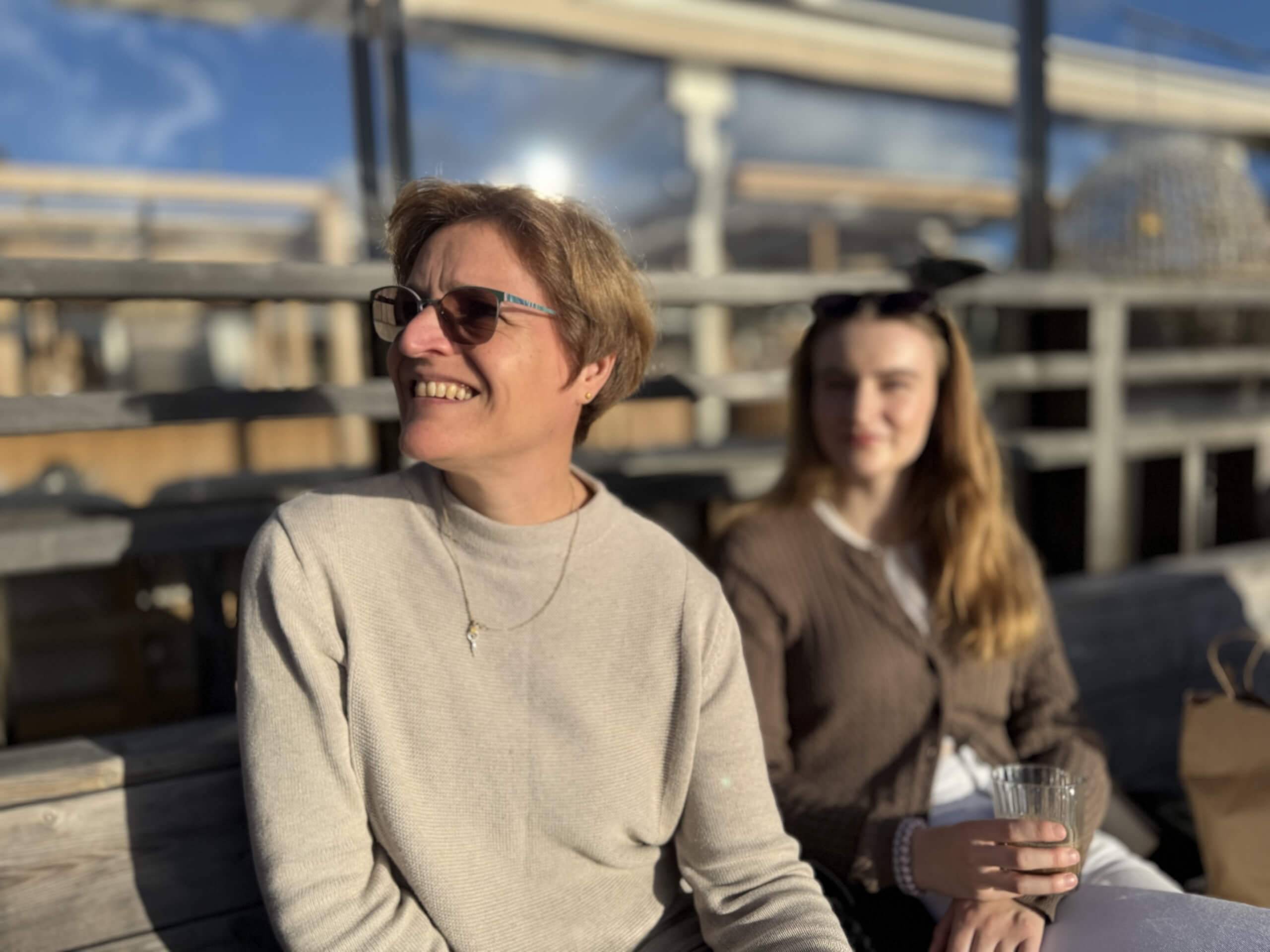 Gemeinschaft genießen: Mußezeit in der Herbstsonne auf einem Bootssteg