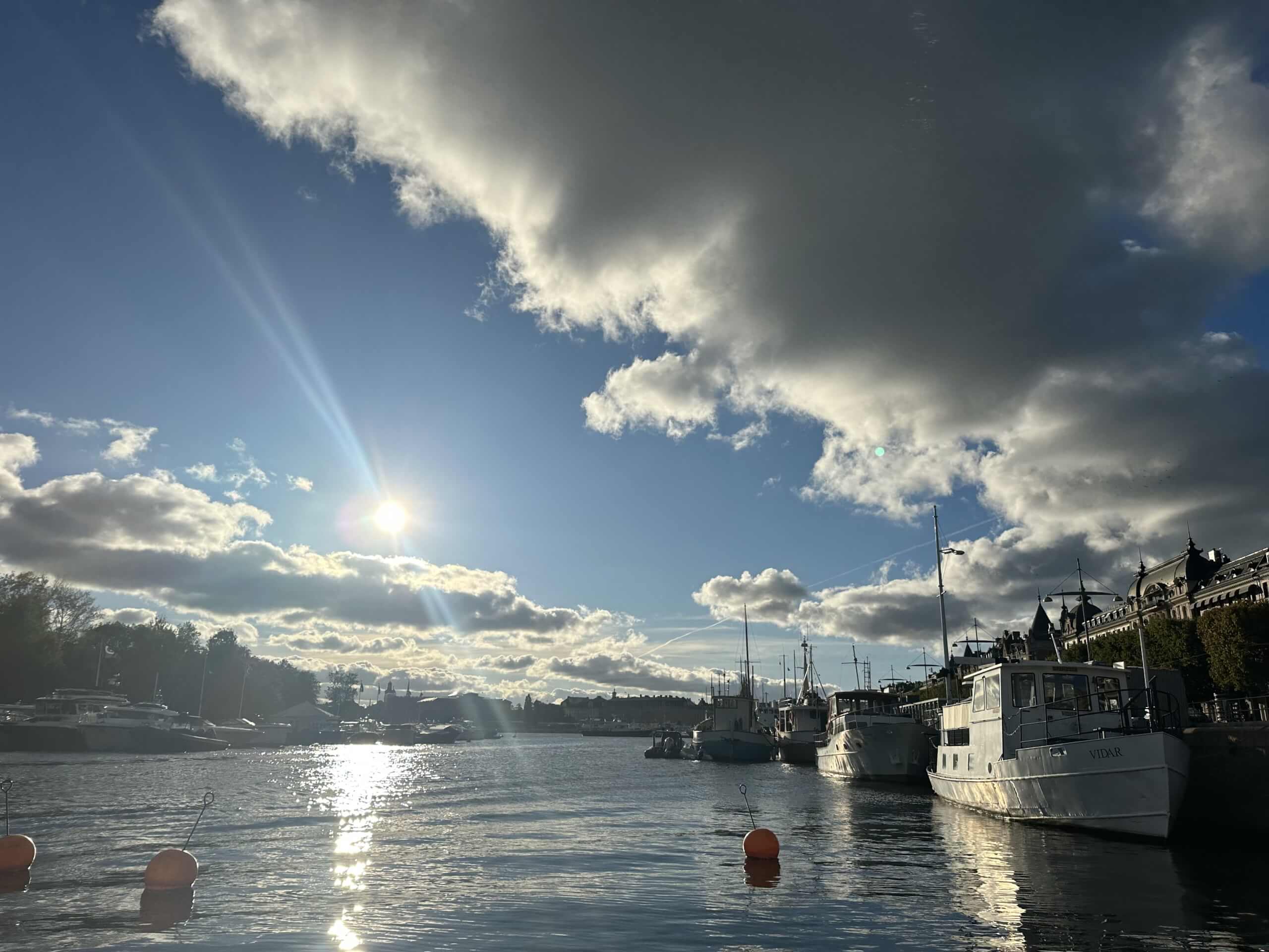 Genusspraxis: Die Sonne über dem Hafen von Stockholm, Spätnachmittag: