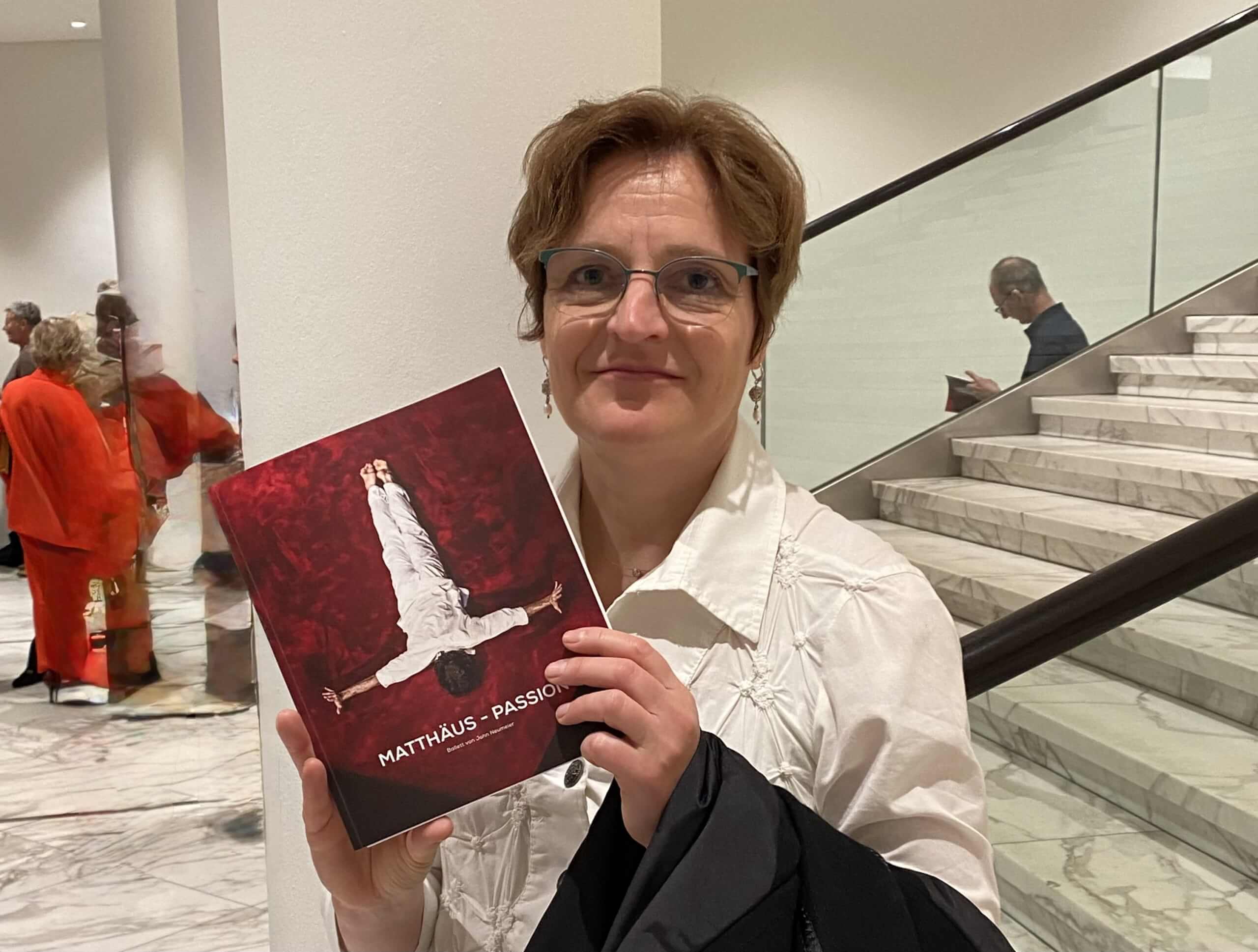 Dr. Hanna Steffen in der Hamburger Oper: Aufführung der Ballettinszenierung der Matthäus-Passion mit dem John Neumeier Ballett