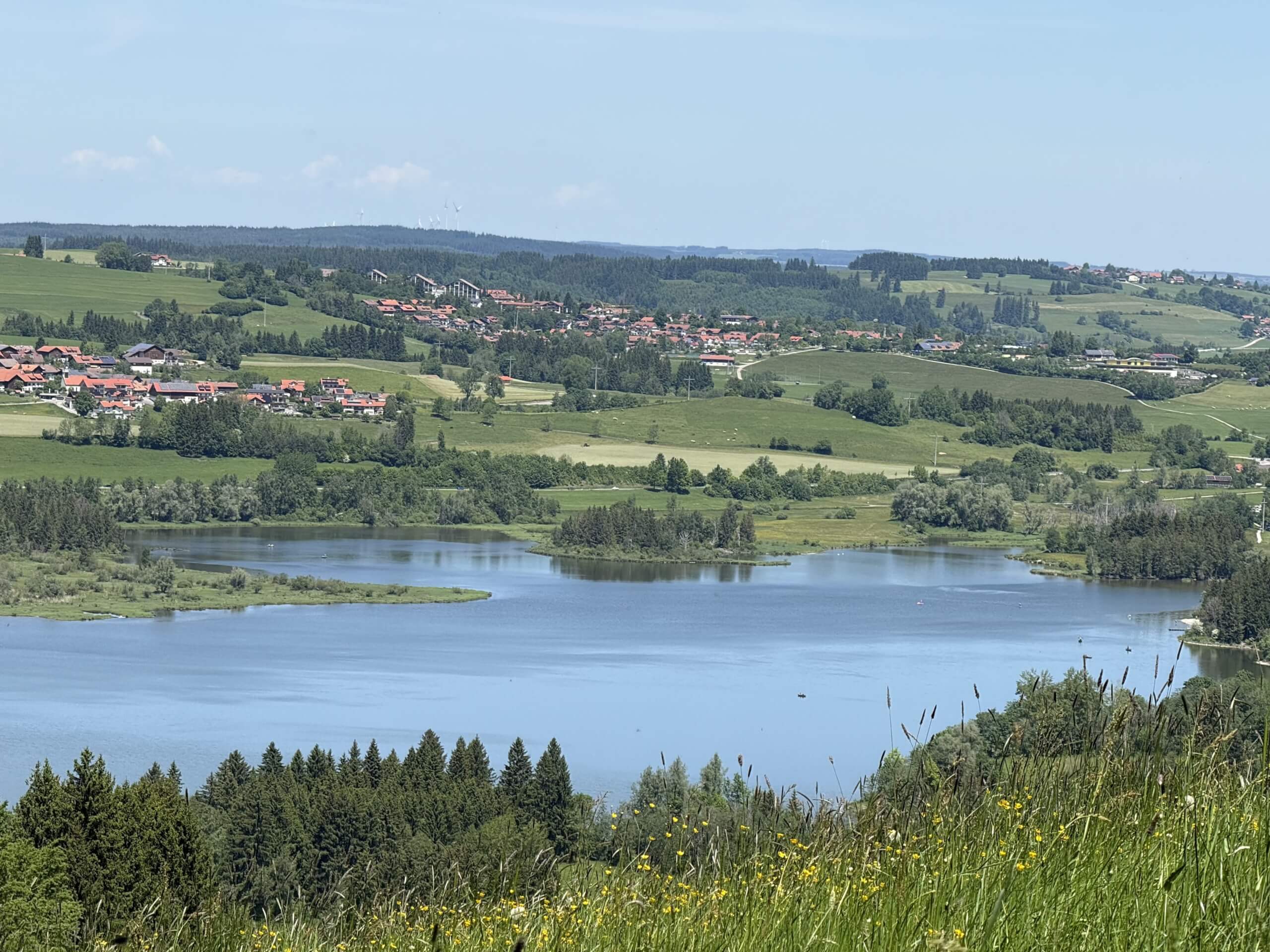 Ausblick über einen See im Allgäu