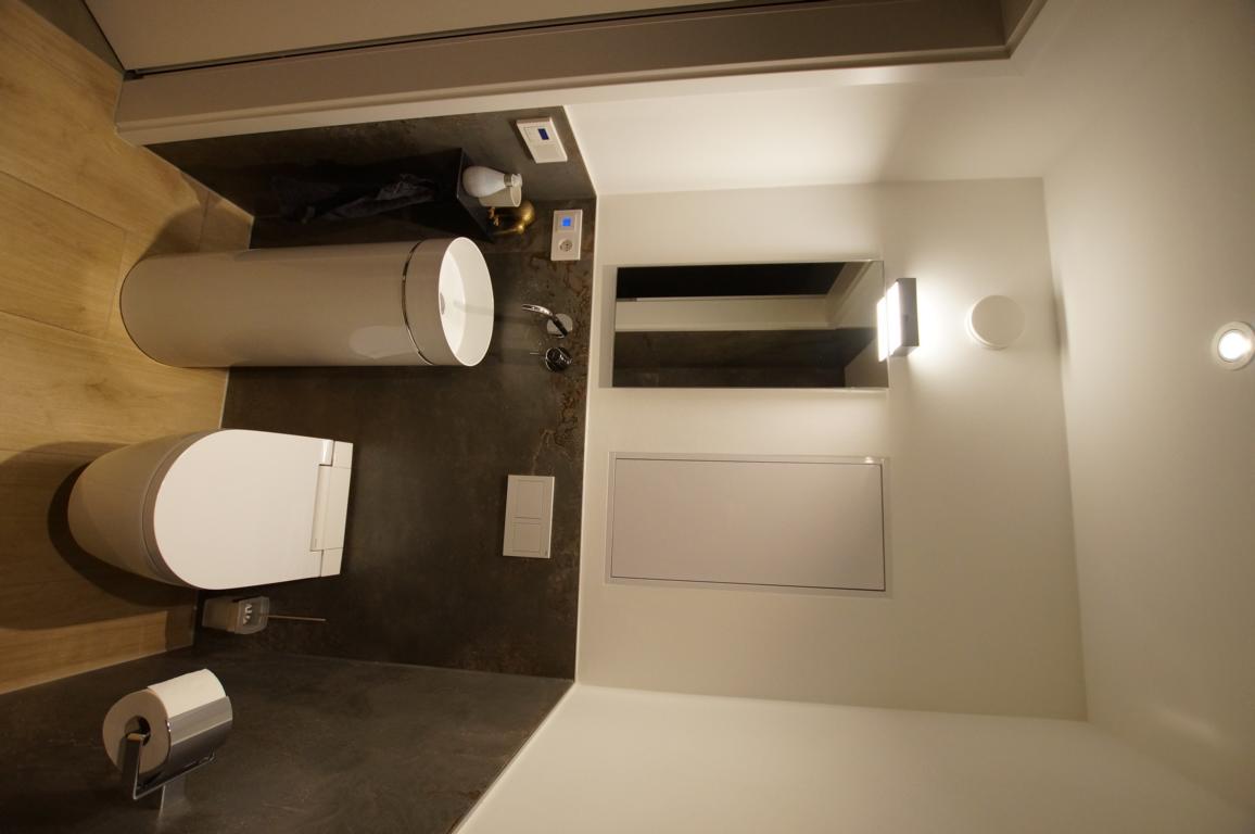 Stylisches Gäste-WC mit Duschoption auf kleinem Raum