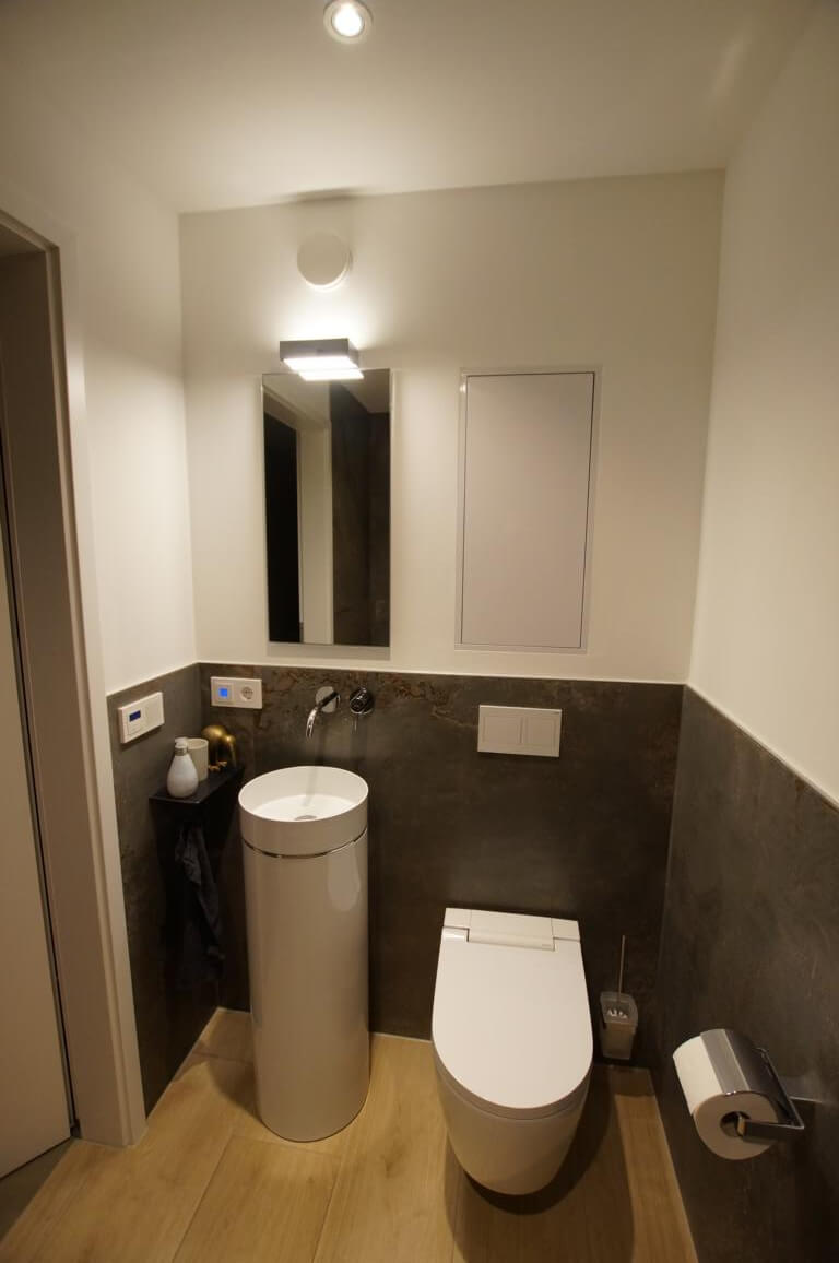 Stylisches Gäste-WC mit Duschoption auf kleinem Raum