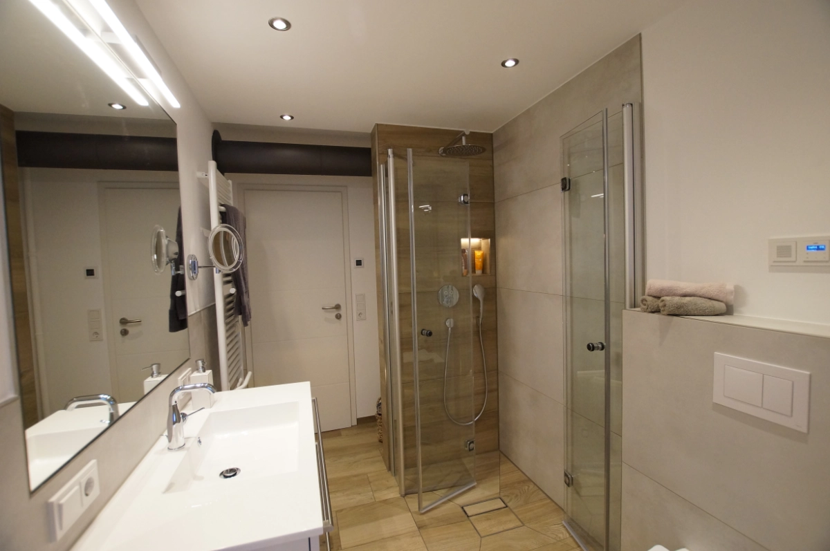 Modernes Badezimmer mit bodenebener Dusche und Badewanne